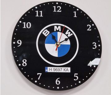 Часовник BMW с номера на колата